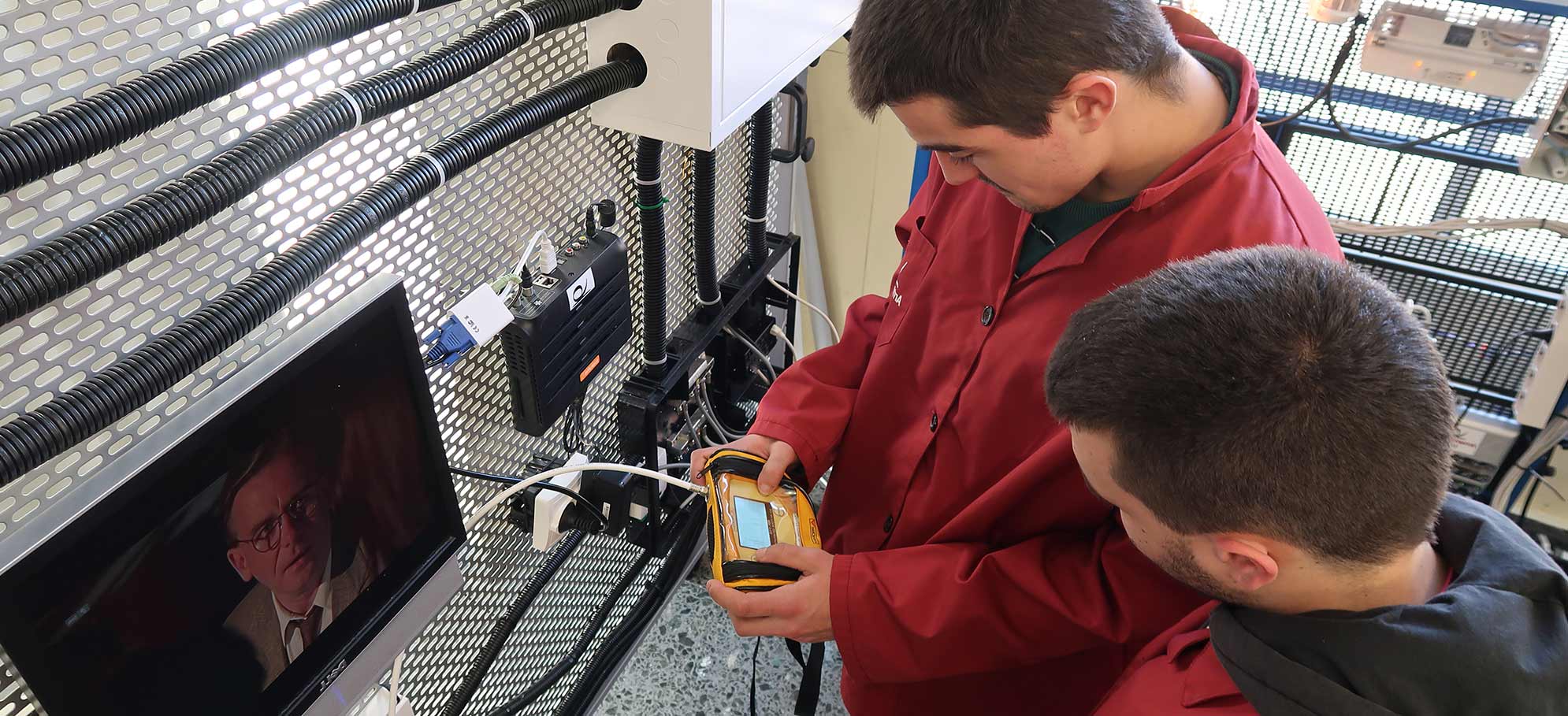 Trabajadores y desempleados trabajando