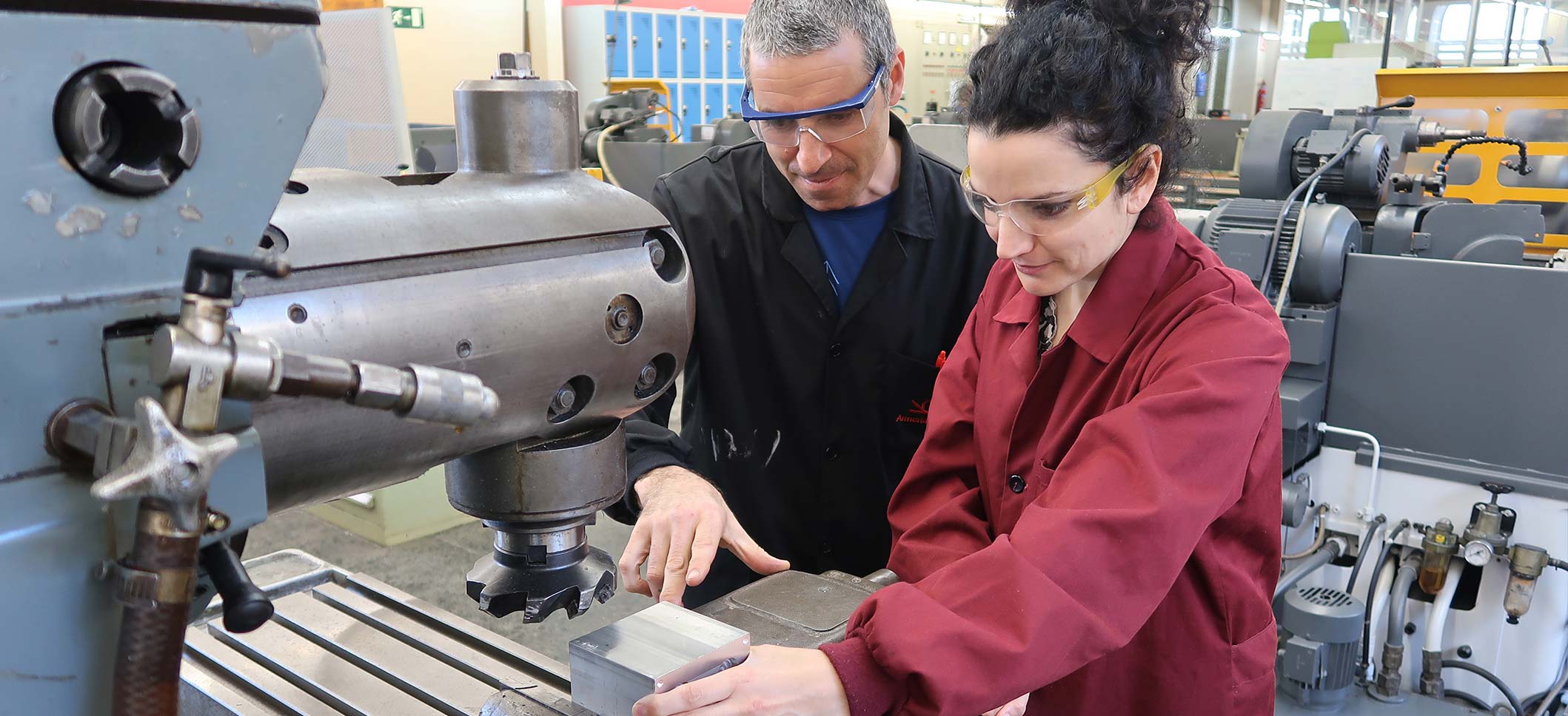 Dos estudiantes de Armeria Eskola trabajando