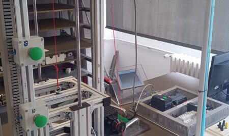 Mekatronika Industrialeko 1. mailako ikasleak plater-igogailu bat egin dute 6.erronkan
